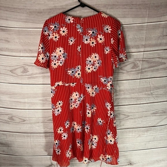MADEWELL Button Wrap Dress in Floral Daisy Society - Picture 9 of 13